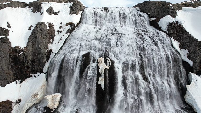 冰雪瀑布倾泻而下的自然景观视频封面