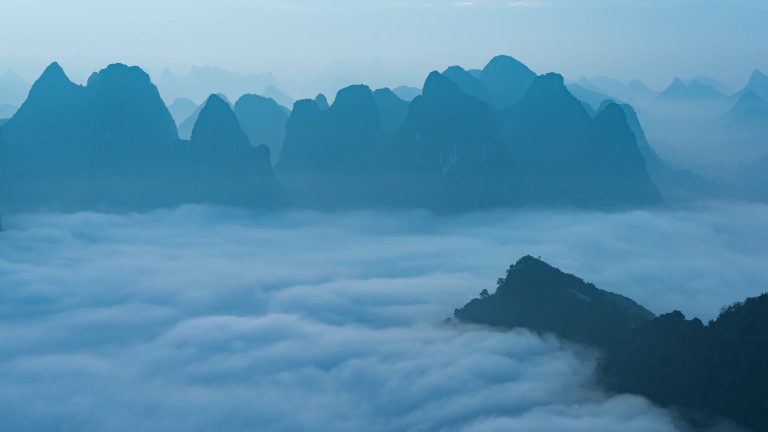 云海翻涌的喀斯特峰林延时画面视频封面